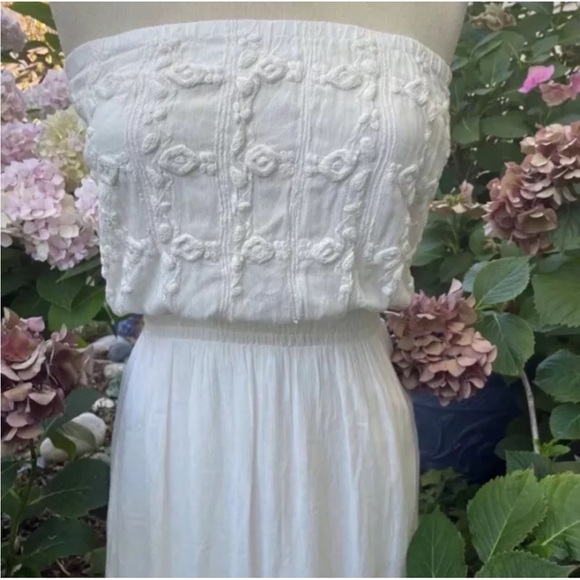 LA MADE Women’s White Strapless Maxi Dress Embroidered Rosette Size Extra SMALL - Picture 3 of 8